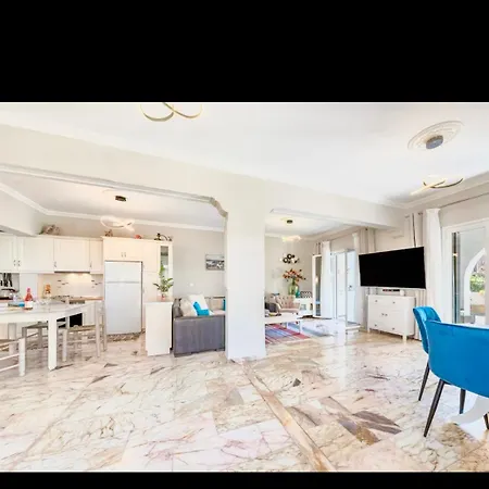 Luxury Family In The Center Of Kassiopi