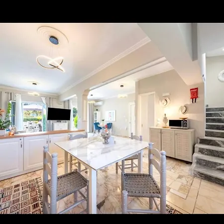 Luxury Family In The Center Of